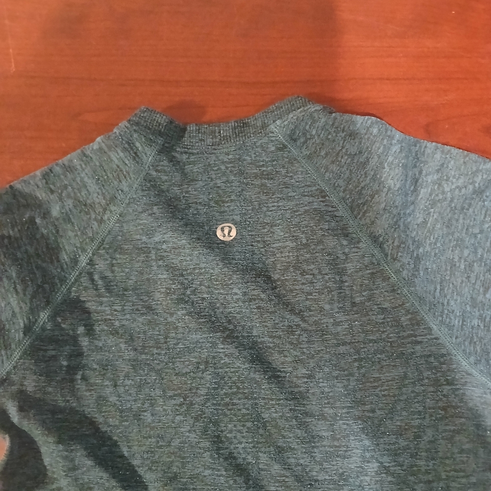 Lululemon gray/ green T-SHIRT